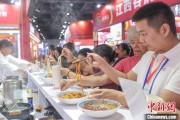 梦见属鸡“嗦粉”经济火热 中国多地“食力”出圈